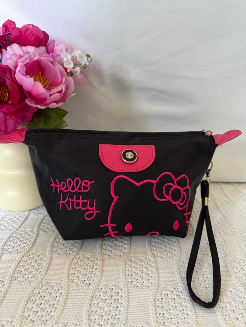 Hello Kitty EUC large zip wristlet/cosmetics bag